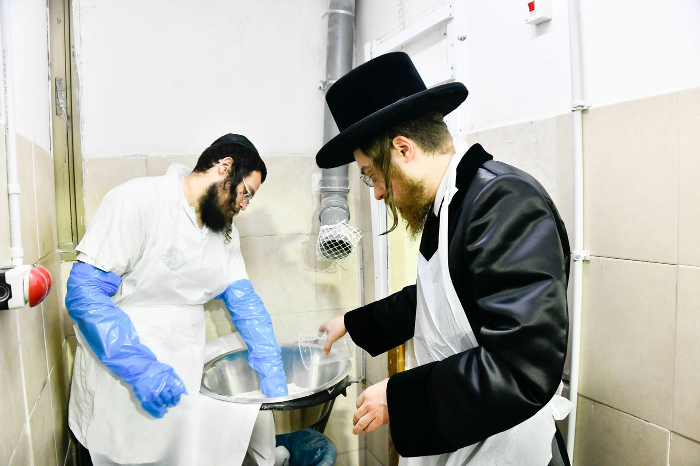 האדמו"ר מסאדיגורה באפיית מצות