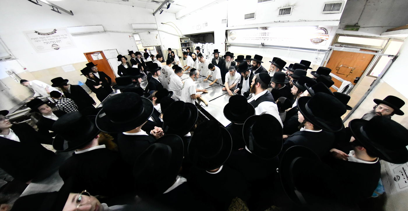 האדמו"ר מסאדיגורה באפיית מצות