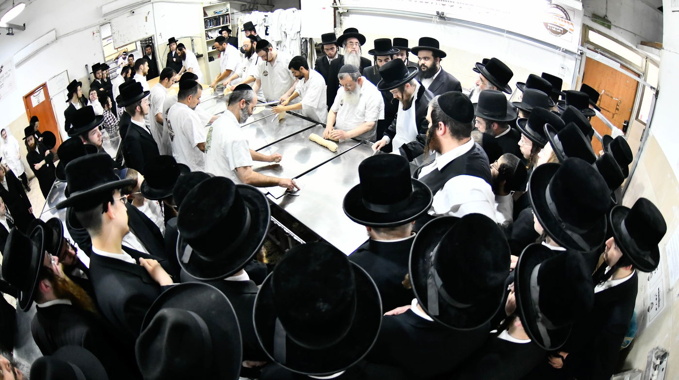 האדמו"ר מסאדיגורה באפיית מצות