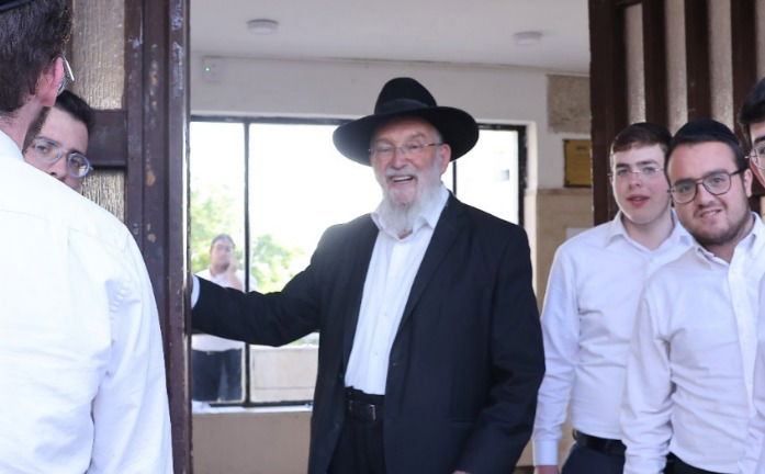 הרה"ג ר' מנחם רוטנברג זצ"ל, עם תלמידים