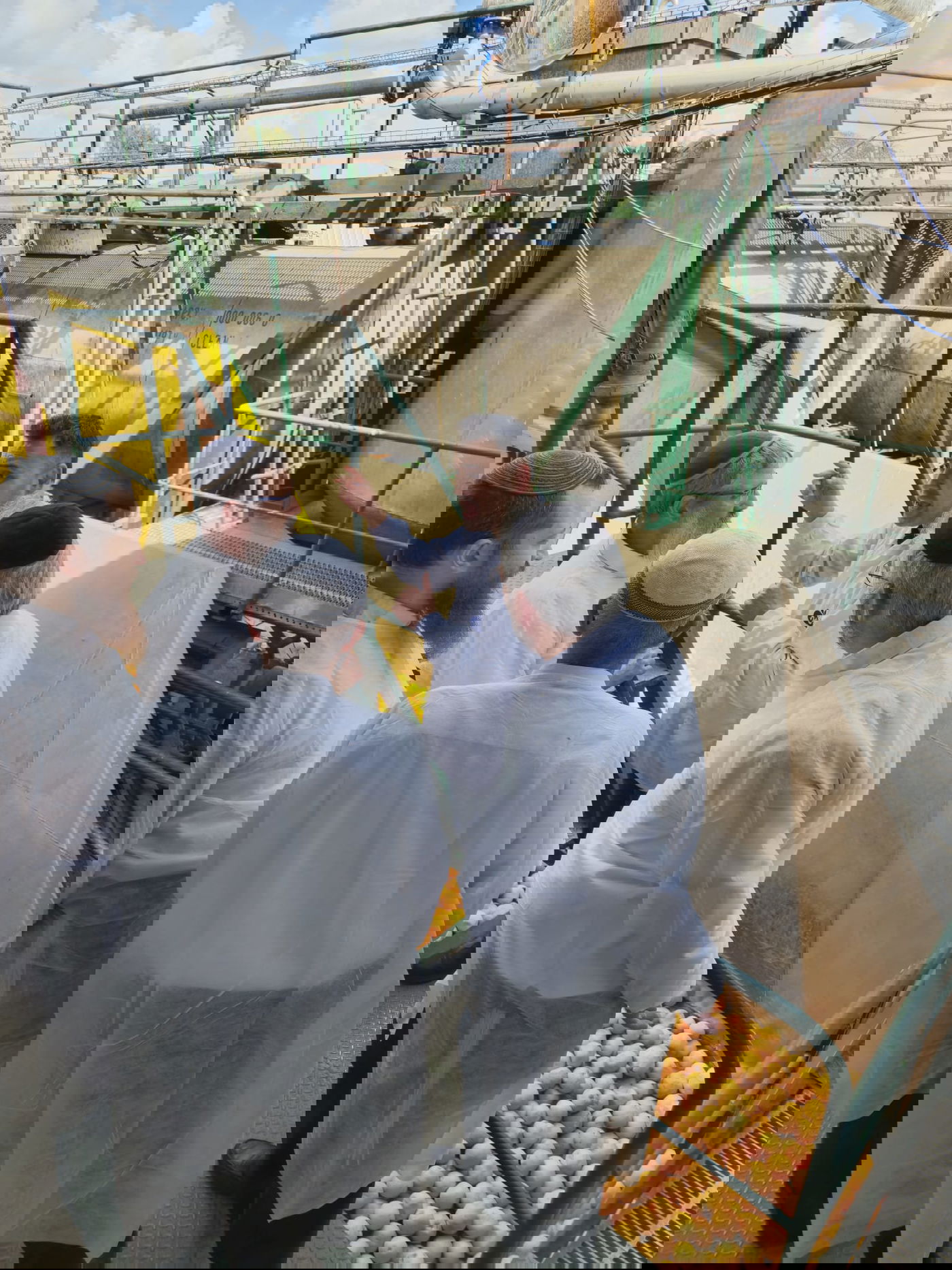 משגיחי הכשרות של חוג חתם סופר משגיחים על תהליך הייצור