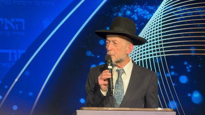 אוקי מקלב נואם בוועידת האיחוד