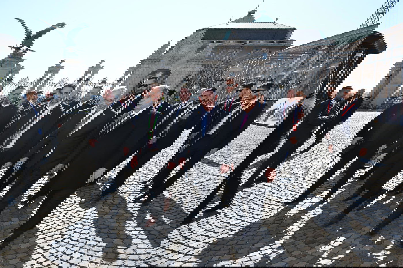 בכבוד מלכים: ראש הממשלה התקבל במשמר כבוד בהונגריה