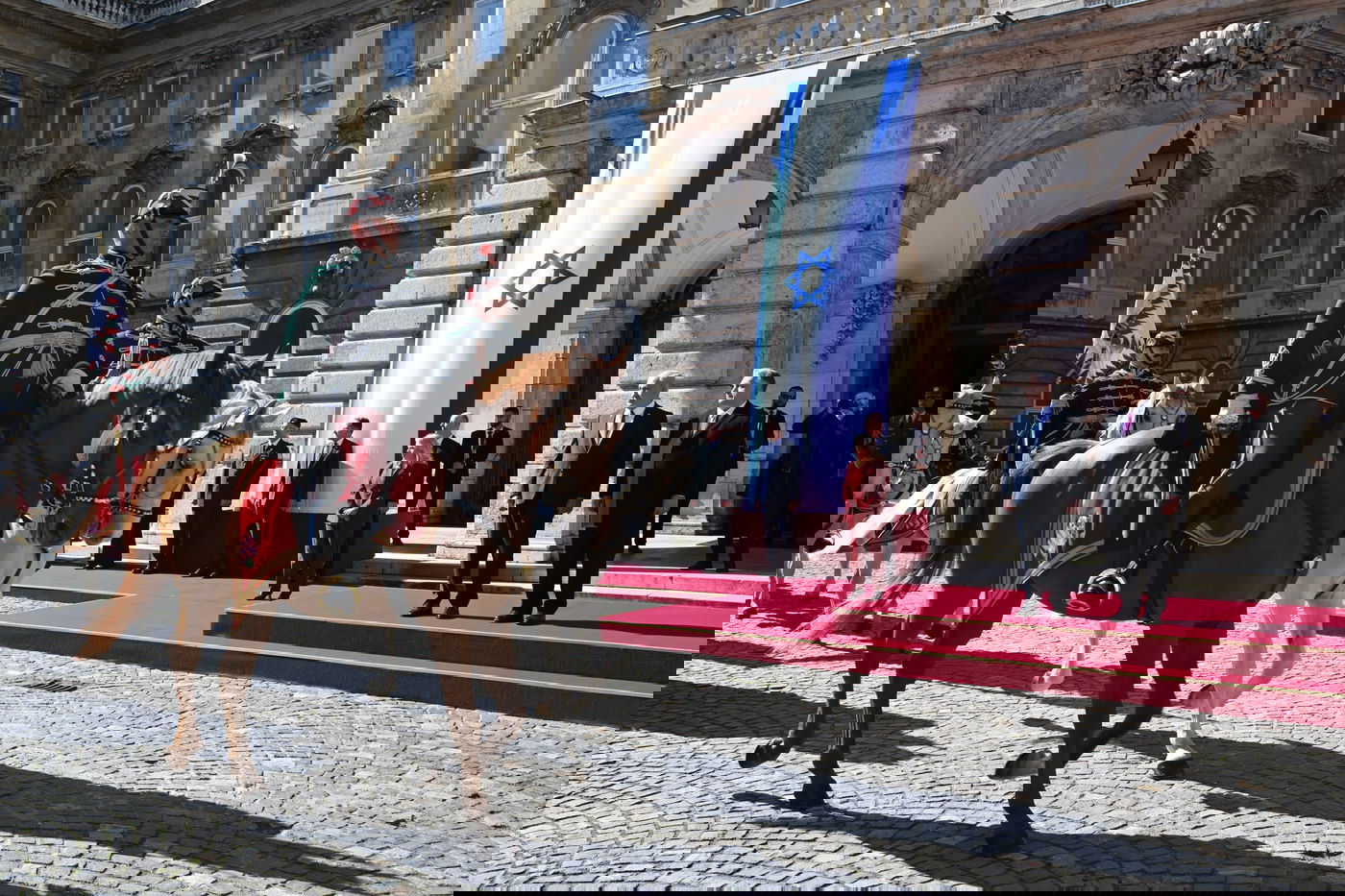 בכבוד מלכים: ראש הממשלה התקבל במשמר כבוד בהונגריה