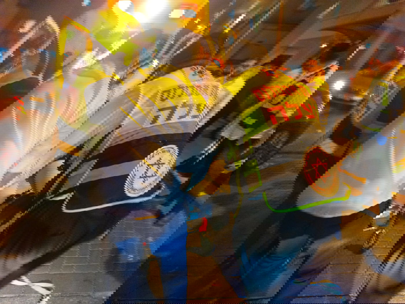 כוחות ההצלה מפנים את האברך, הערב