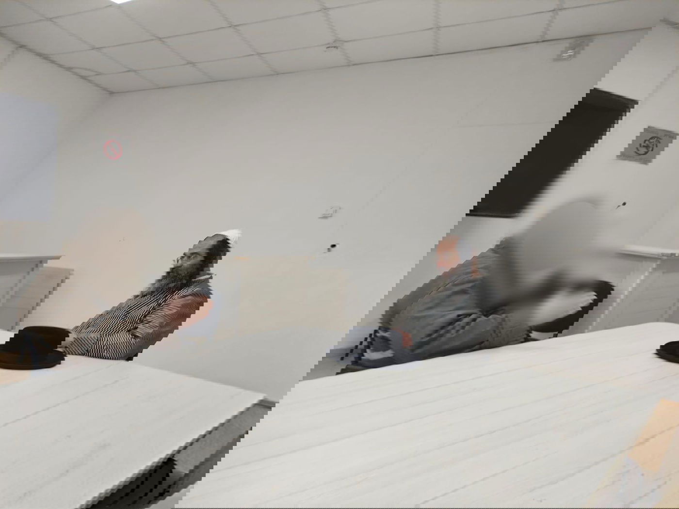 הרב ברנדסדרופר עם האסיר בכלא