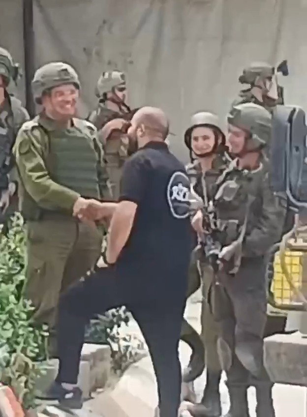אדרעי לוחץ ידיים למקומיים 
