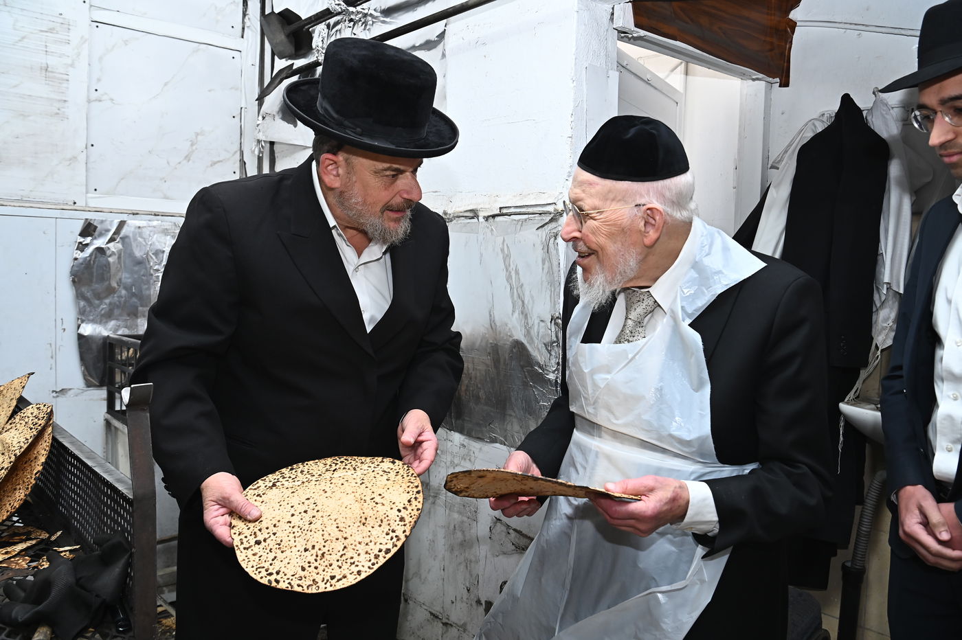 הגאון רבי יצחק אזרחי באפיית מצות