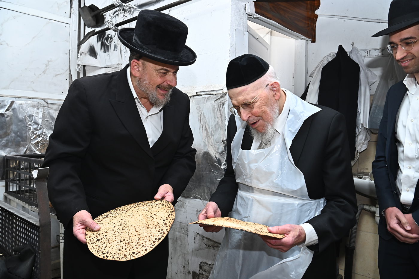 הגאון רבי יצחק אזרחי באפיית מצות