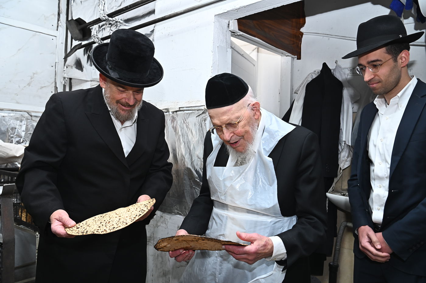 הגאון רבי יצחק אזרחי באפיית מצות