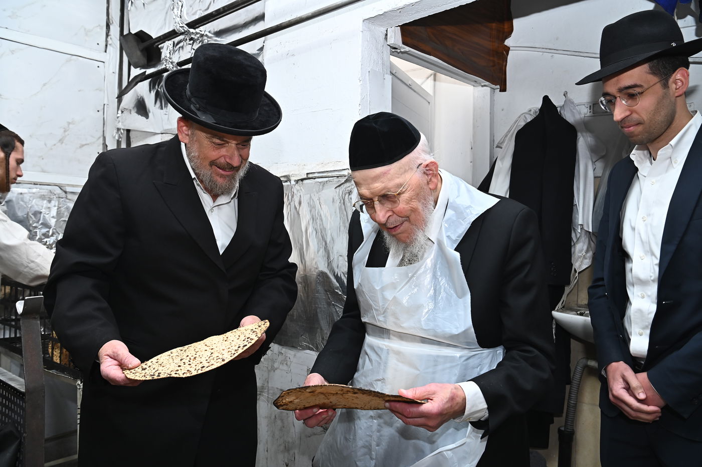 הגאון רבי יצחק אזרחי באפיית מצות