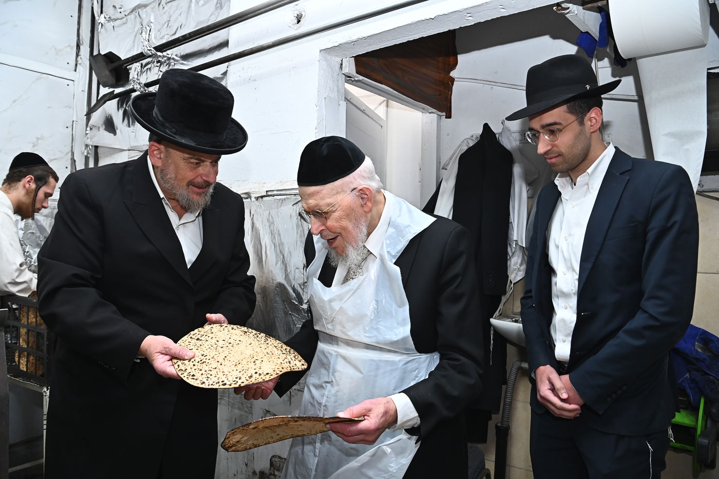 הגאון רבי יצחק אזרחי באפיית מצות