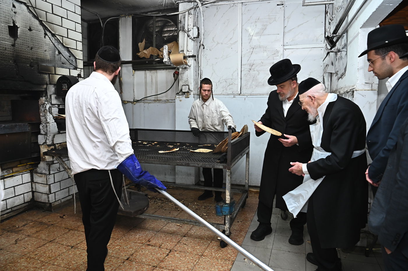 הגאון רבי יצחק אזרחי באפיית מצות