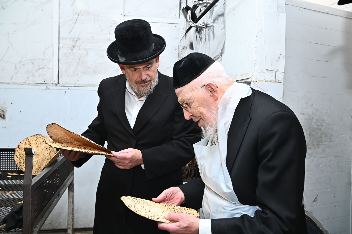 הגאון רבי יצחק אזרחי באפיית מצות