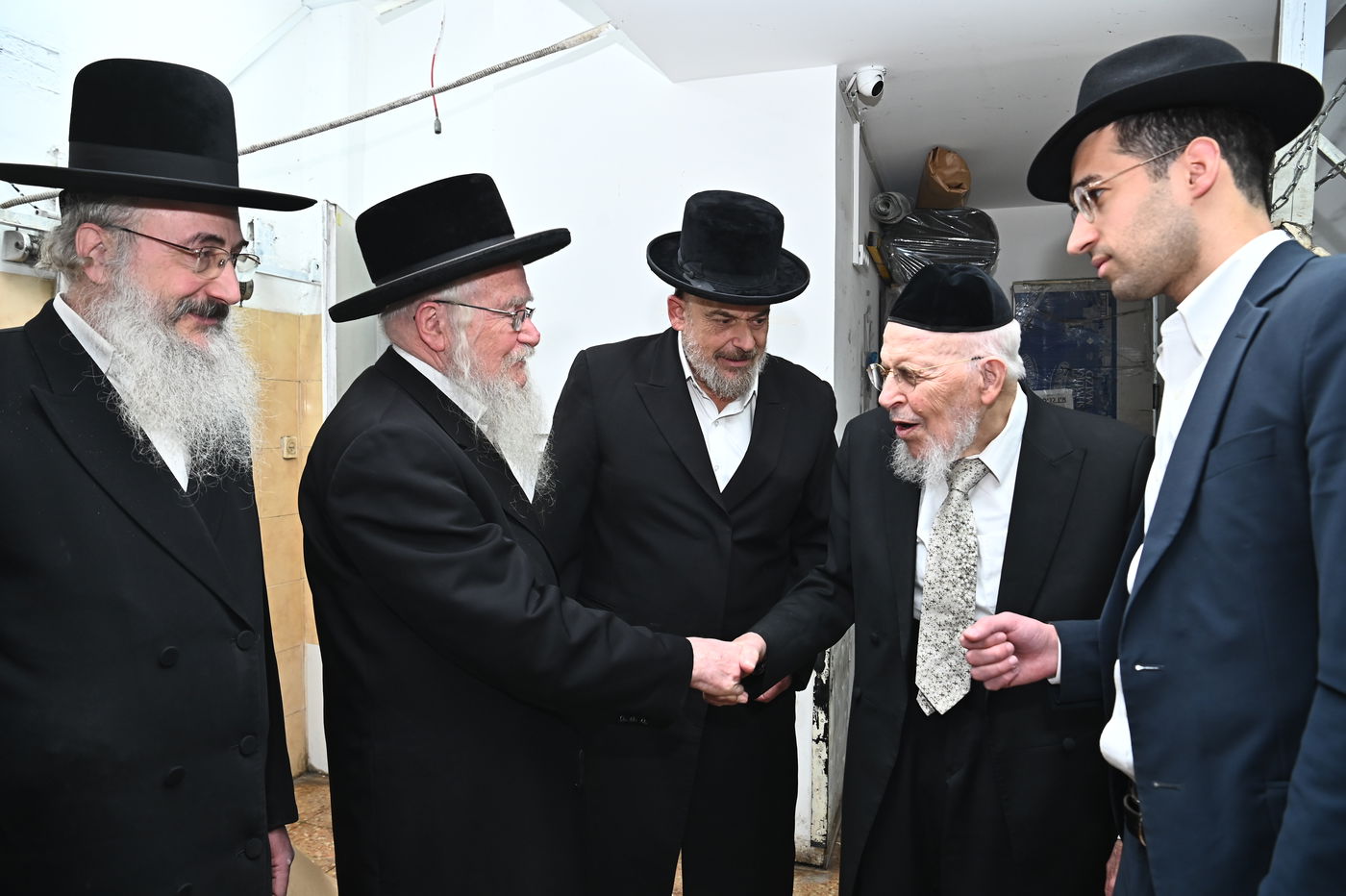 הגאון רבי יצחק אזרחי באפיית מצות