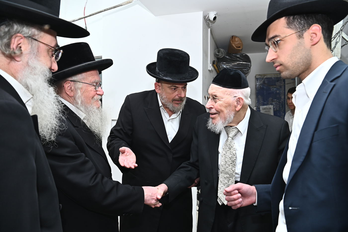 הגאון רבי יצחק אזרחי באפיית מצות