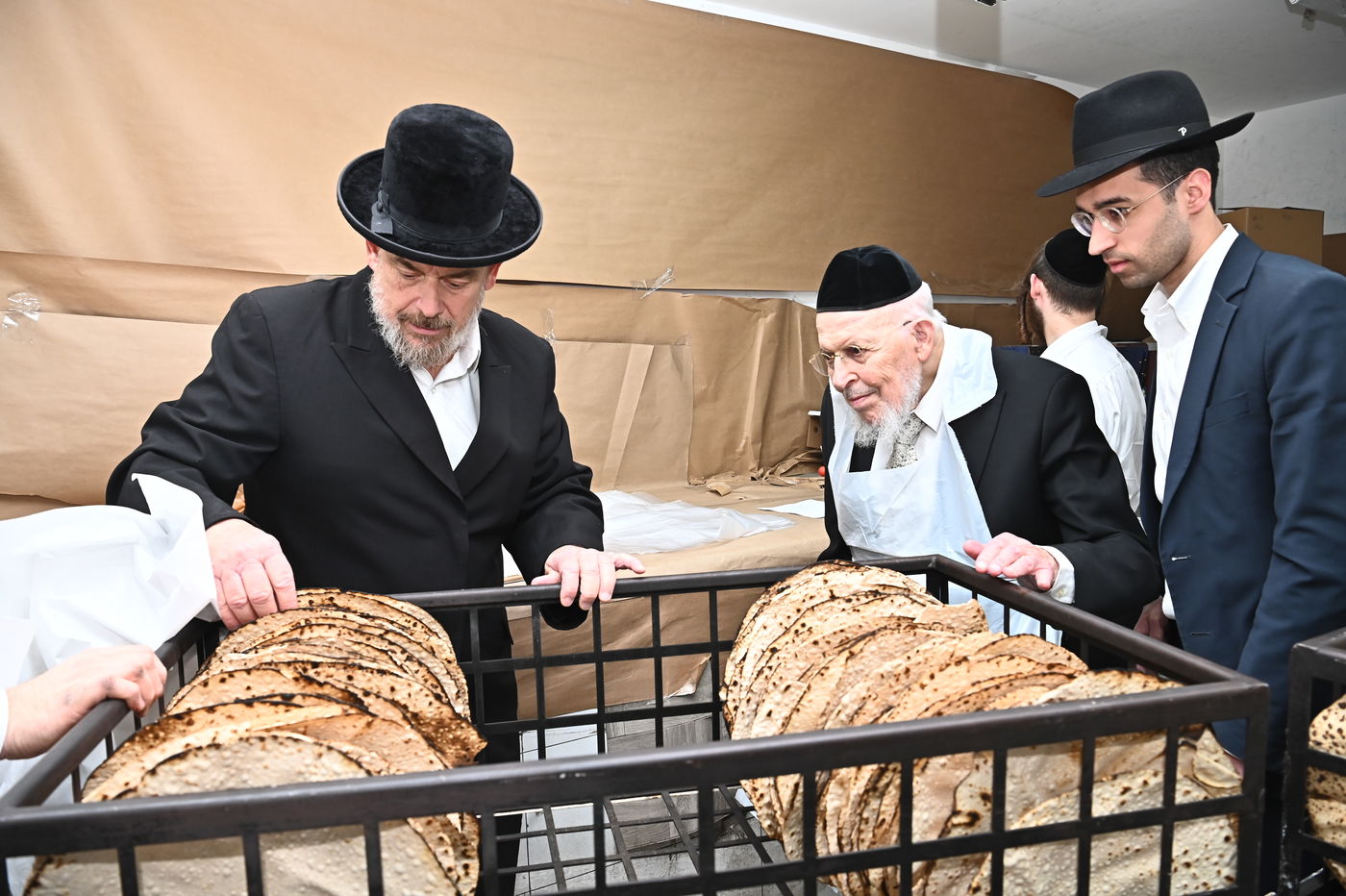 הגאון רבי יצחק אזרחי באפיית מצות