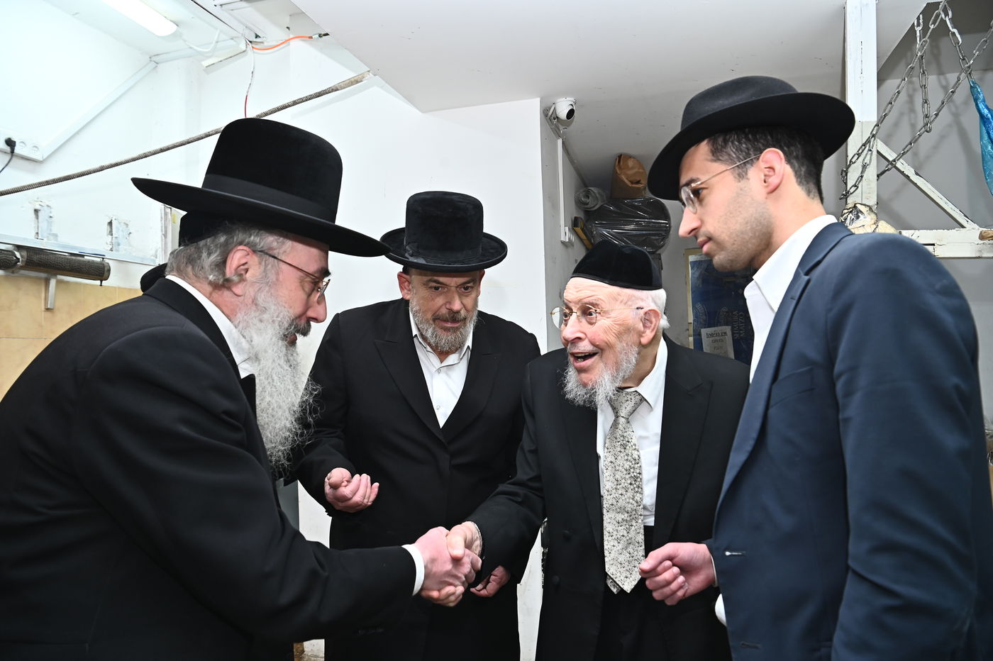 הגאון רבי יצחק אזרחי באפיית מצות