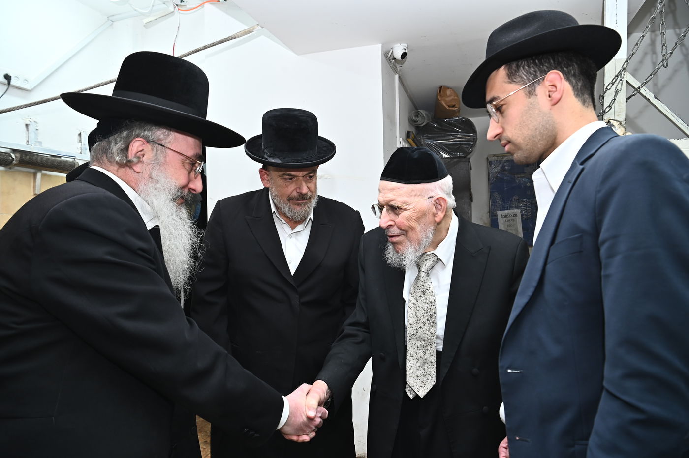 הגאון רבי יצחק אזרחי באפיית מצות