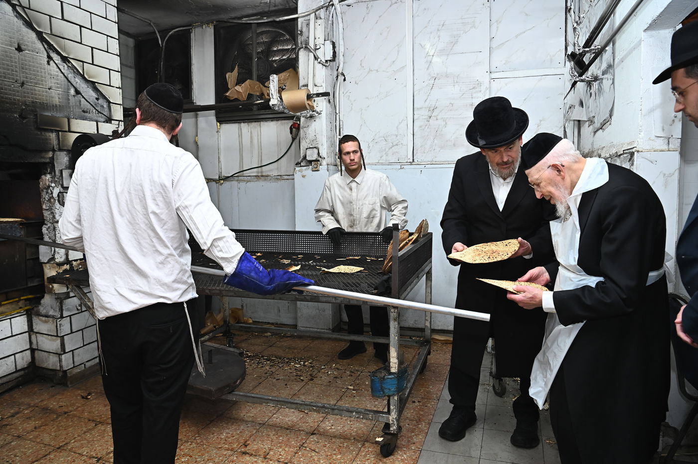 הגאון רבי יצחק אזרחי באפיית מצות