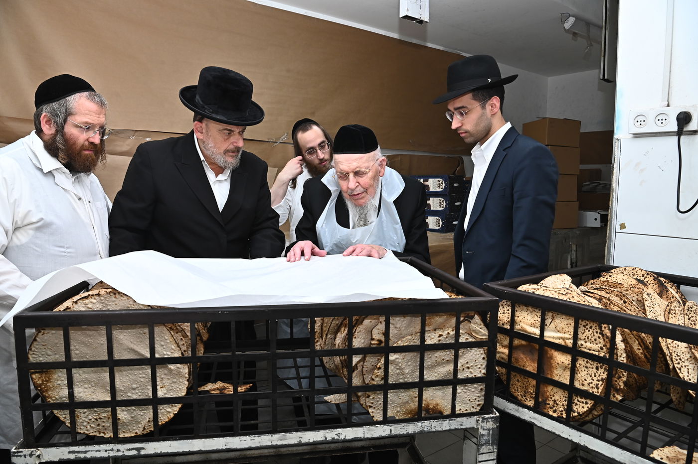 הגאון רבי יצחק אזרחי באפיית מצות