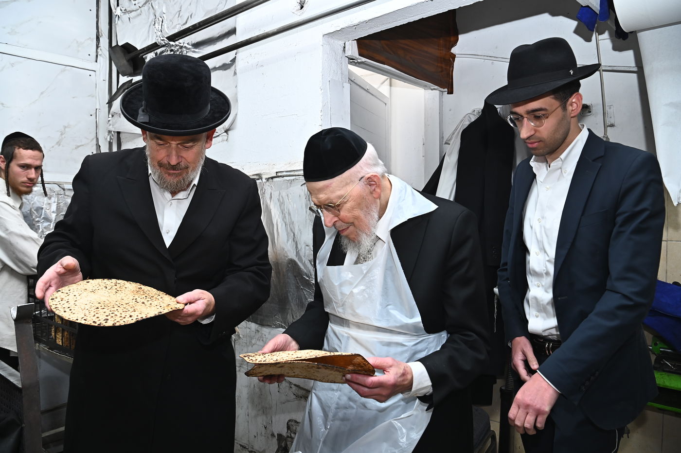 הגאון רבי יצחק אזרחי באפיית מצות