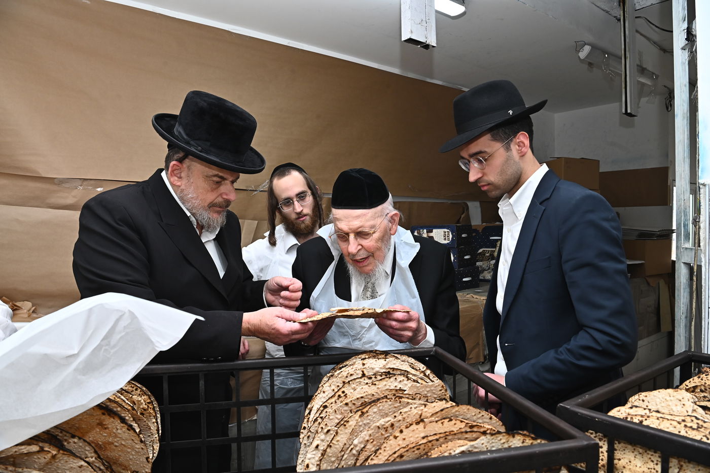 הגאון רבי יצחק אזרחי באפיית מצות