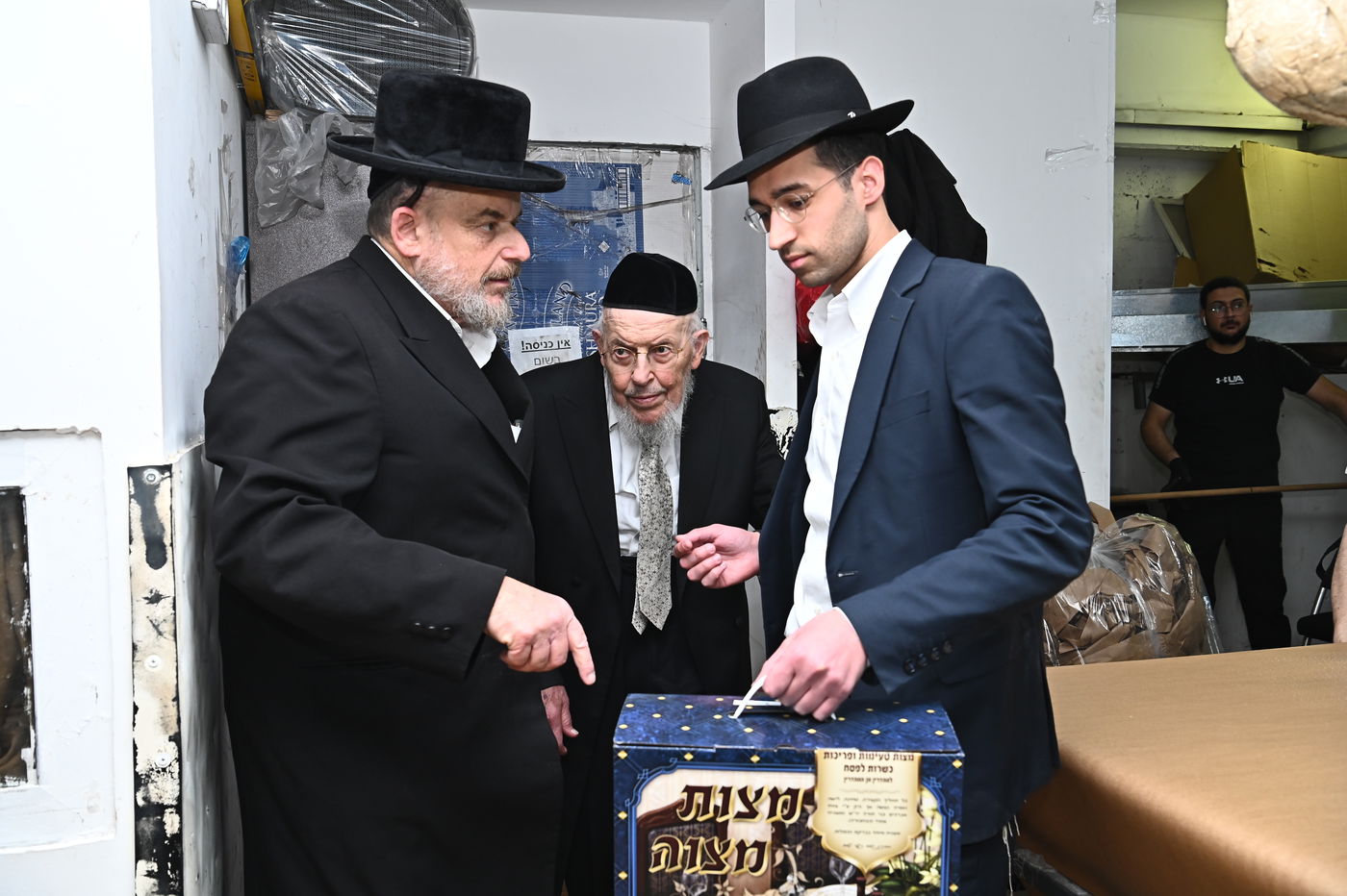 הגאון רבי יצחק אזרחי באפיית מצות