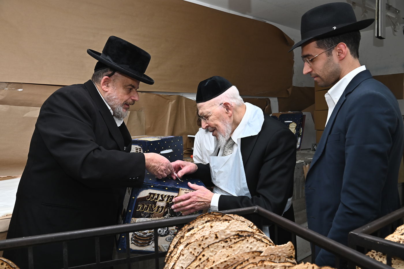 הגאון רבי יצחק אזרחי באפיית מצות