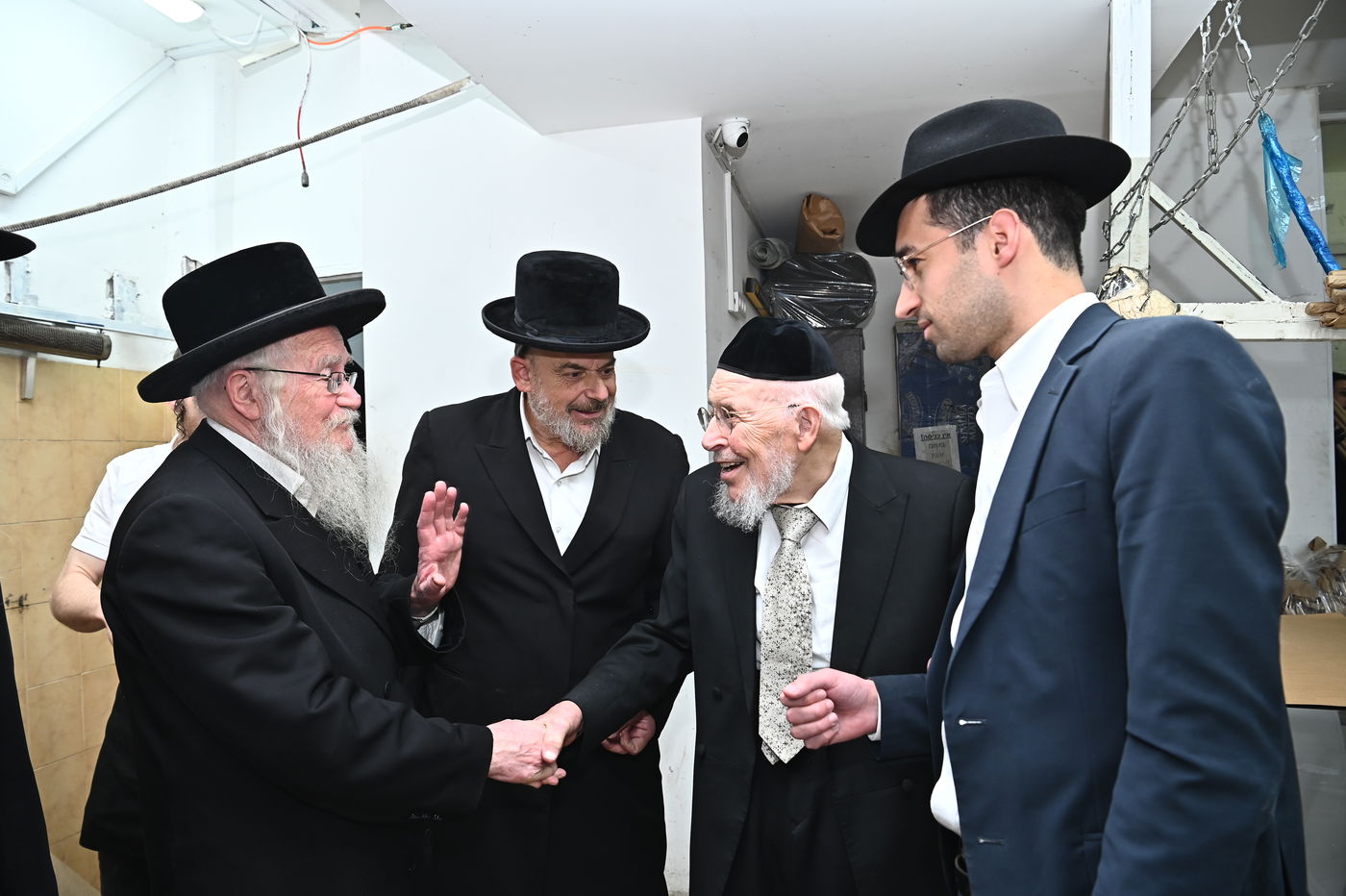 הגאון רבי יצחק אזרחי באפיית מצות