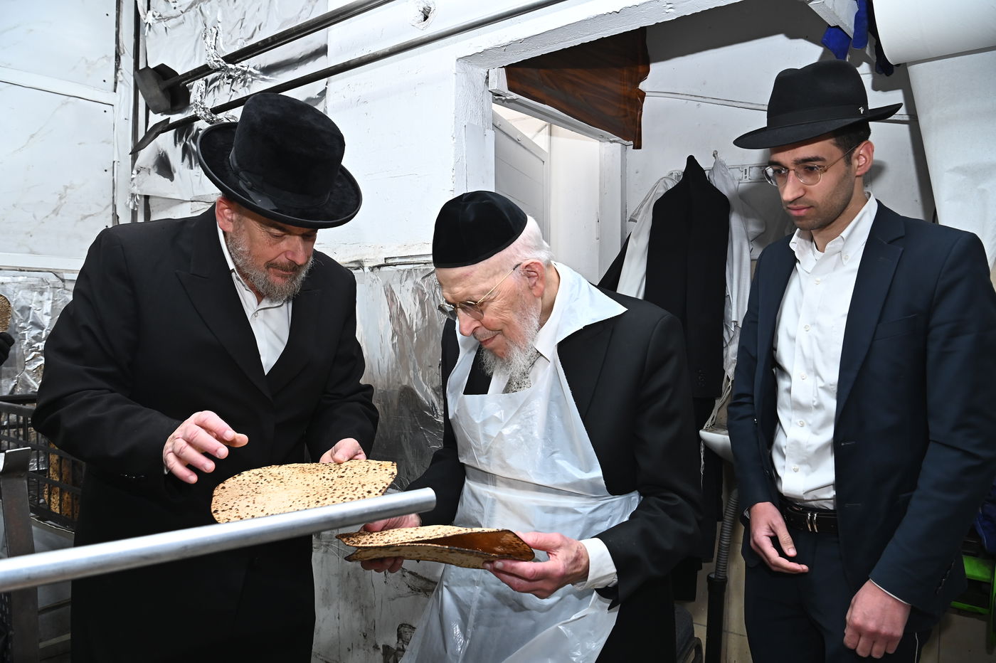 הגאון רבי יצחק אזרחי באפיית מצות