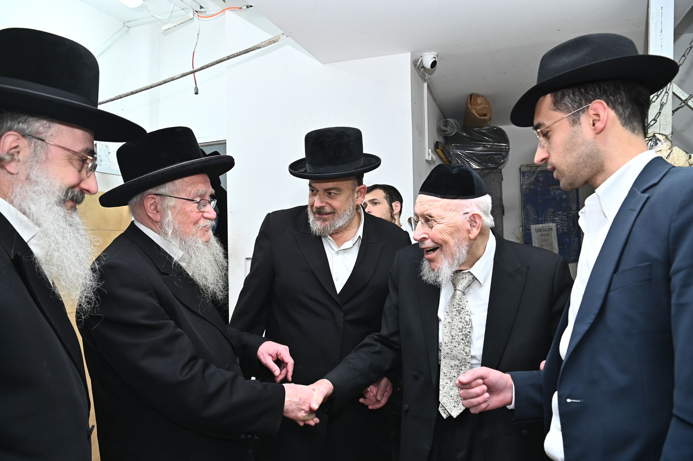 הגאון רבי יצחק אזרחי באפיית מצות