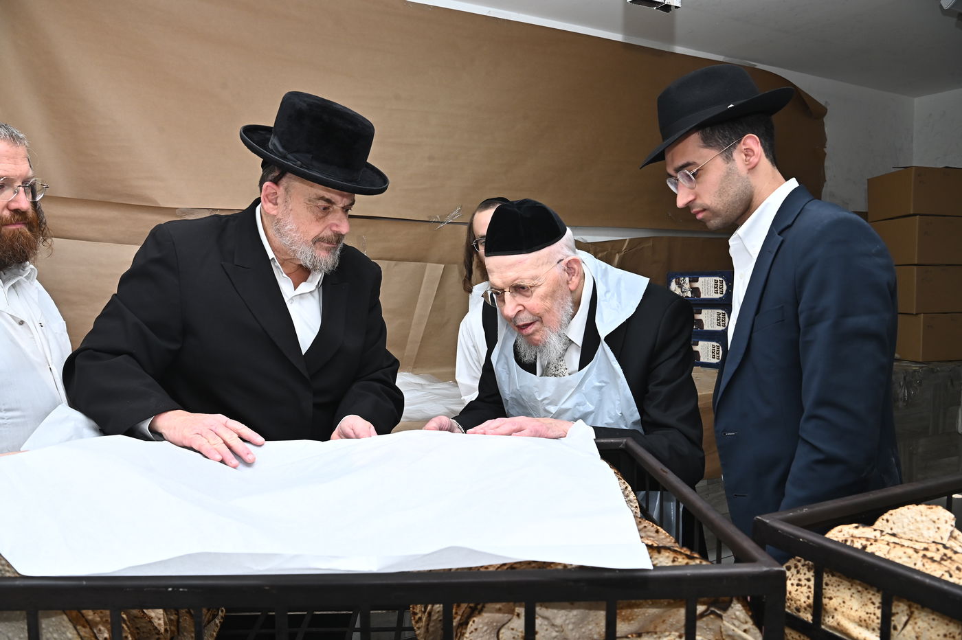 הגאון רבי יצחק אזרחי באפיית מצות