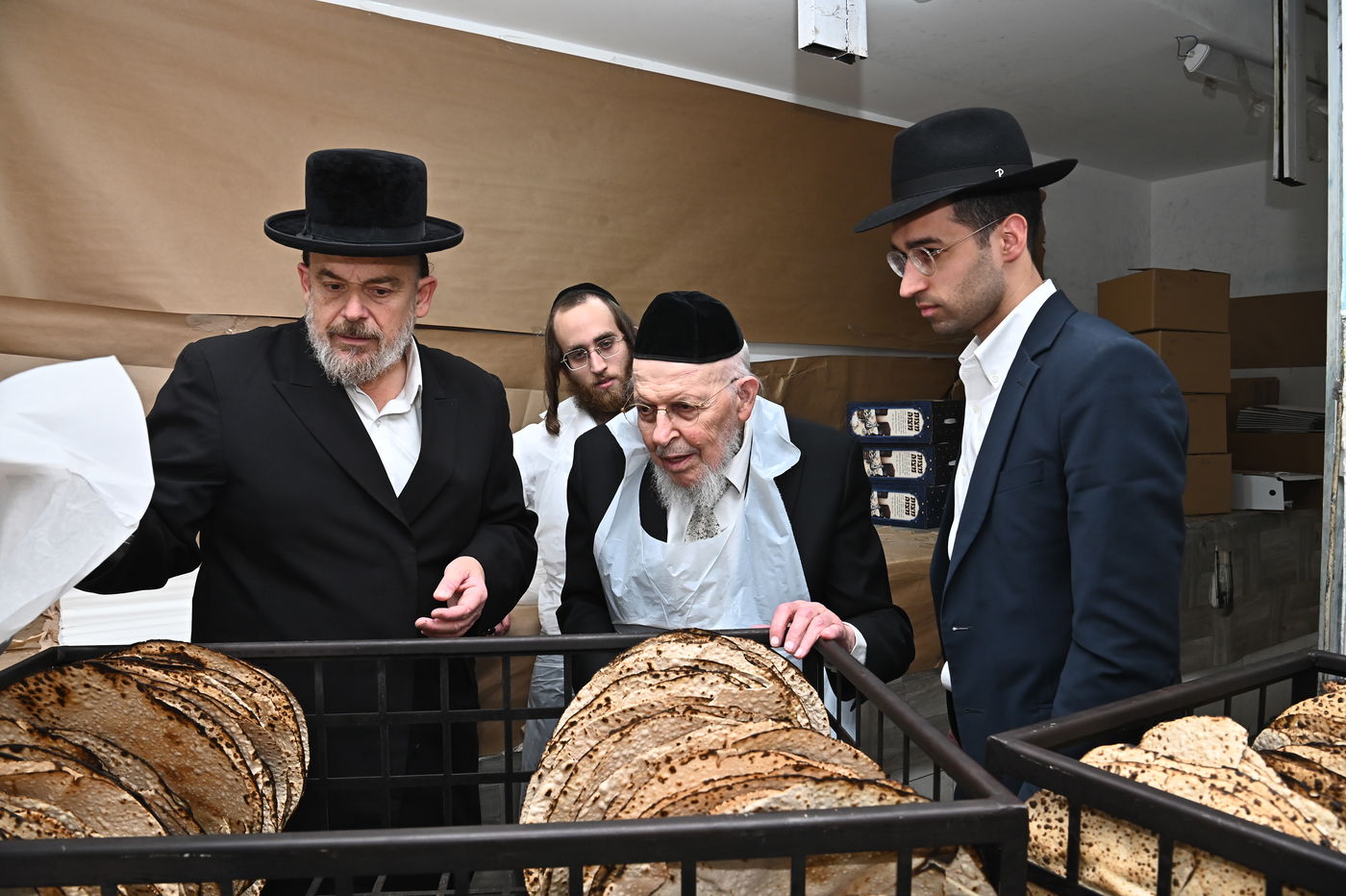 הגאון רבי יצחק אזרחי באפיית מצות