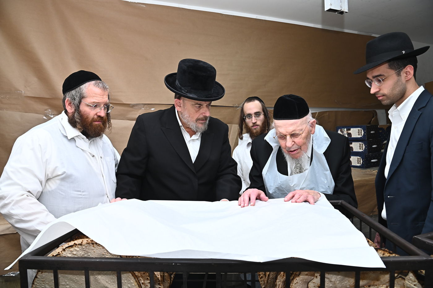 הגאון רבי יצחק אזרחי באפיית מצות