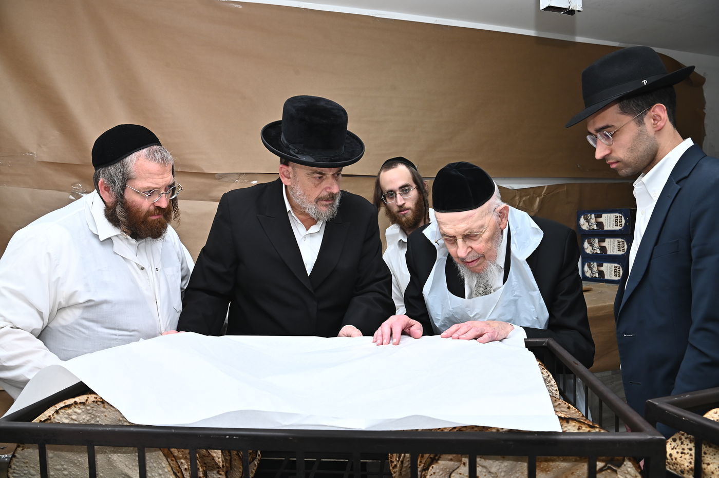 הגאון רבי יצחק אזרחי באפיית מצות