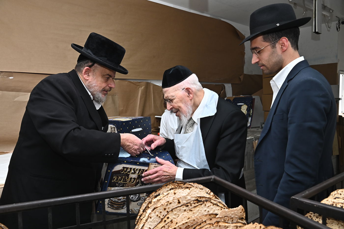 הגאון רבי יצחק אזרחי באפיית מצות