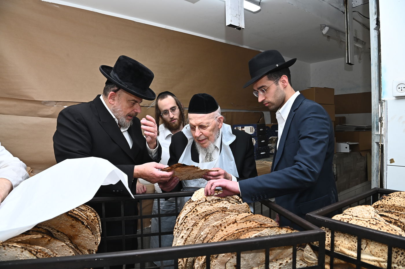 הגאון רבי יצחק אזרחי באפיית מצות