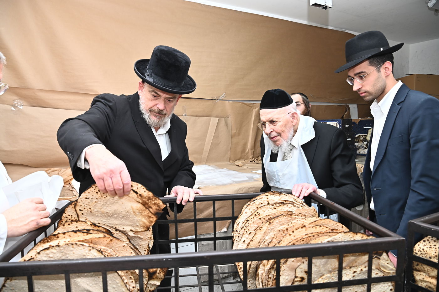 הגאון רבי יצחק אזרחי באפיית מצות