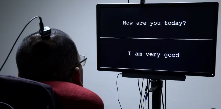 המסך מקרין את המילים על פי האותות ובמקביל הן מושמעות בקול המדמה את קולו של המשותק