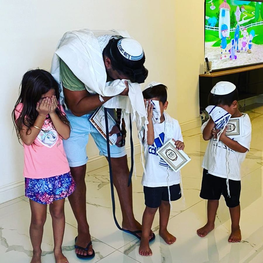 משה פרץ מתפלל