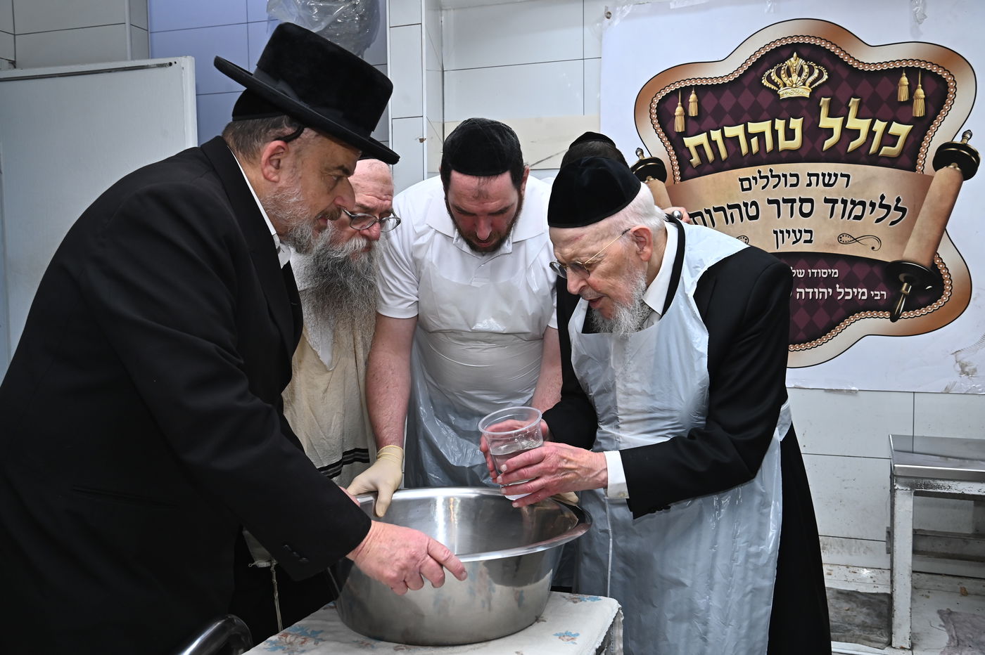 הגאון רבי יצחק אזרחי באפיית מצות