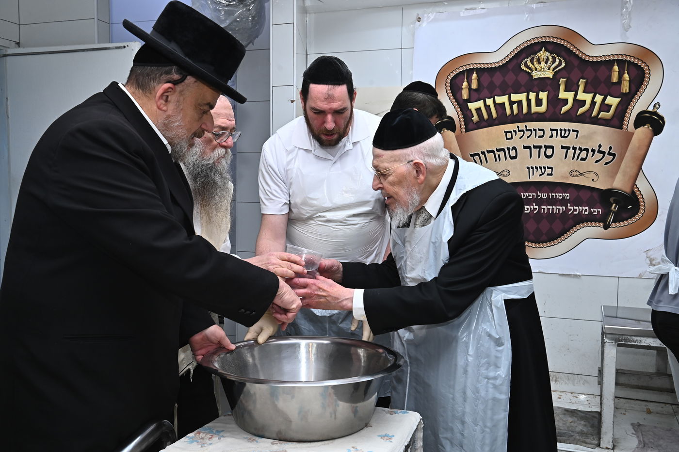 הגאון רבי יצחק אזרחי באפיית מצות