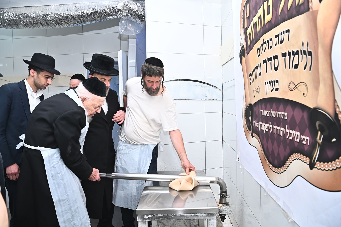 הגאון רבי יצחק אזרחי באפיית מצות