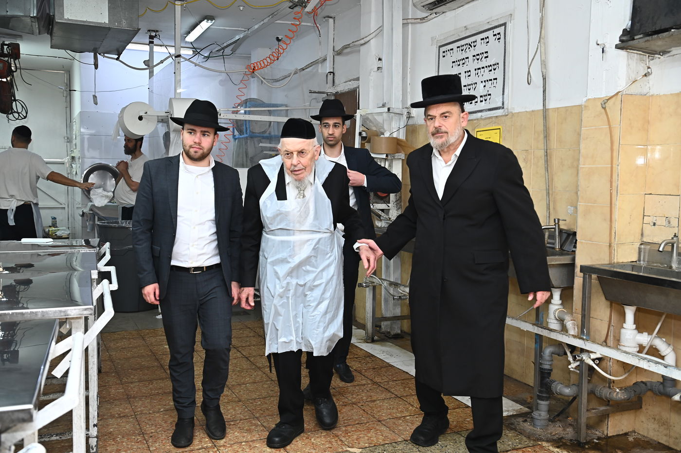 הגאון רבי יצחק אזרחי באפיית מצות