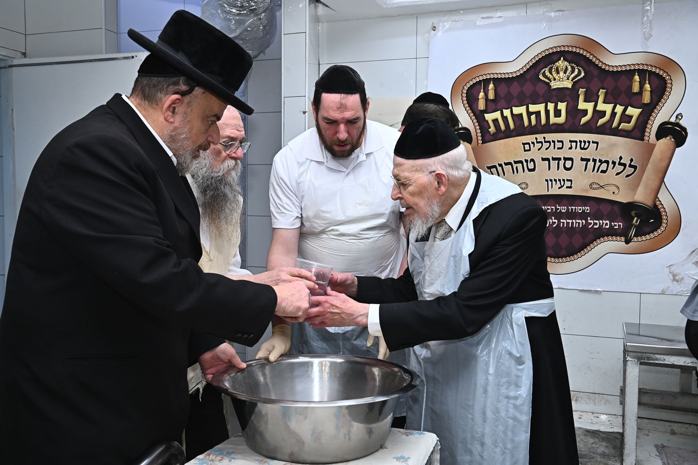 הגאון רבי יצחק אזרחי באפיית מצות