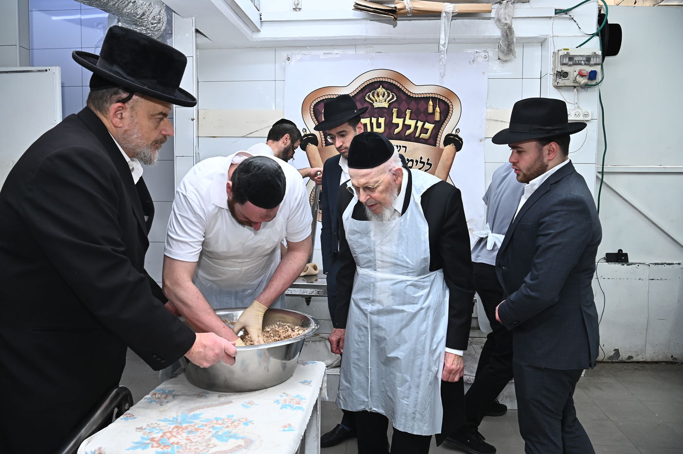 הגאון רבי יצחק אזרחי באפיית מצות