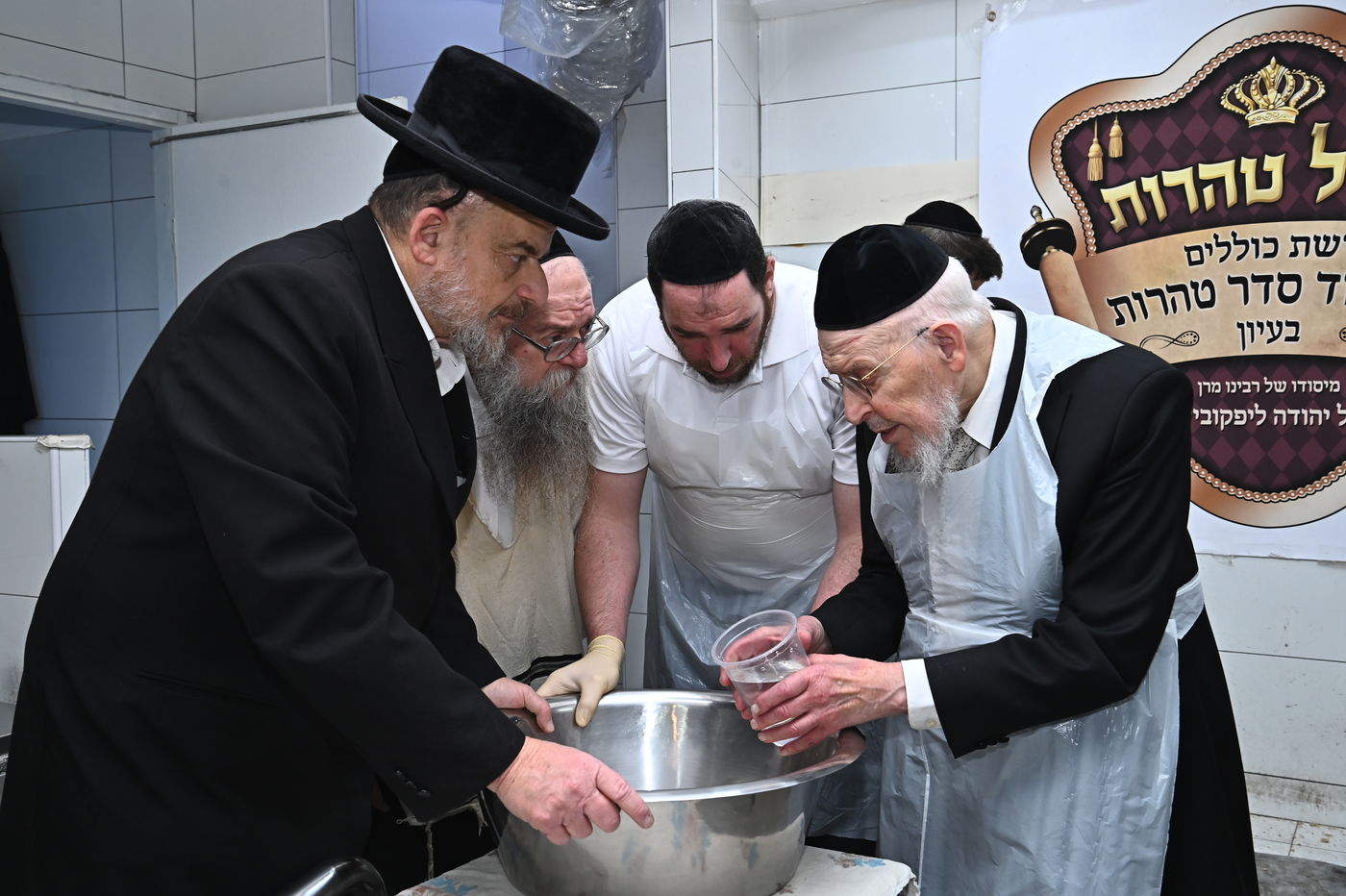 הגאון רבי יצחק אזרחי באפיית מצות