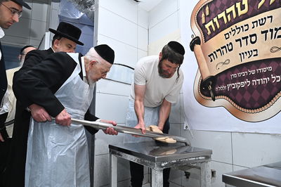 הגאון רבי יצחק אזרחי באפיית מצות