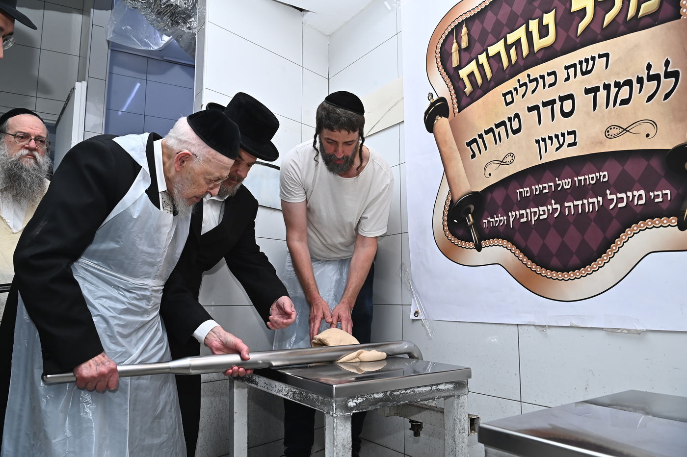 הגאון רבי יצחק אזרחי באפיית מצות